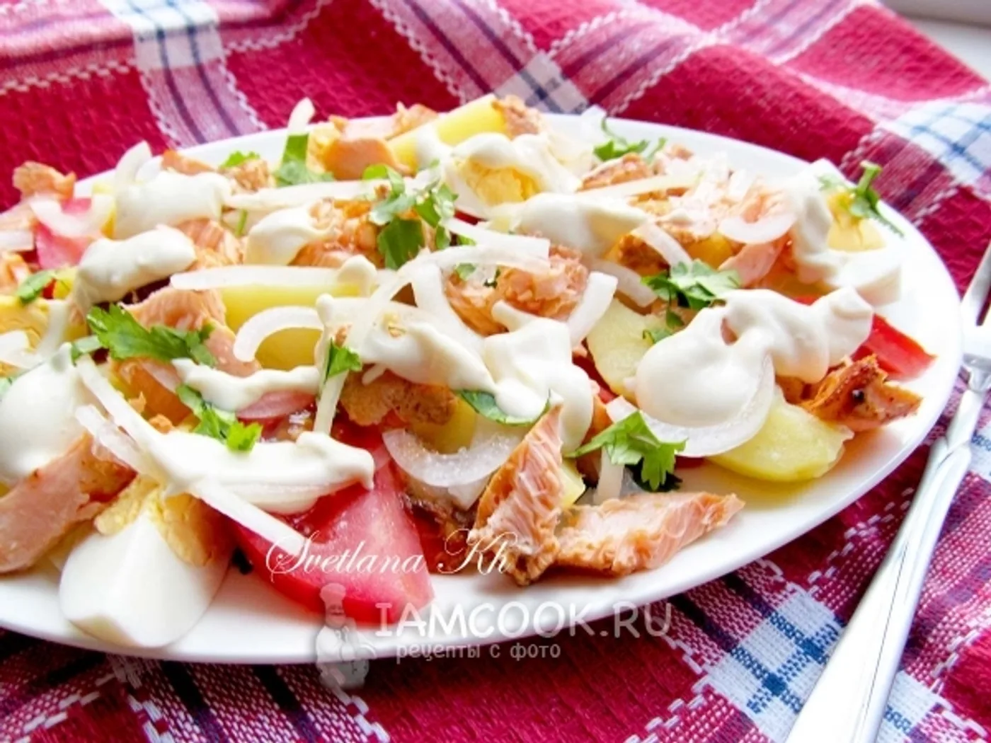 Salmon salad with tomatoes recipe