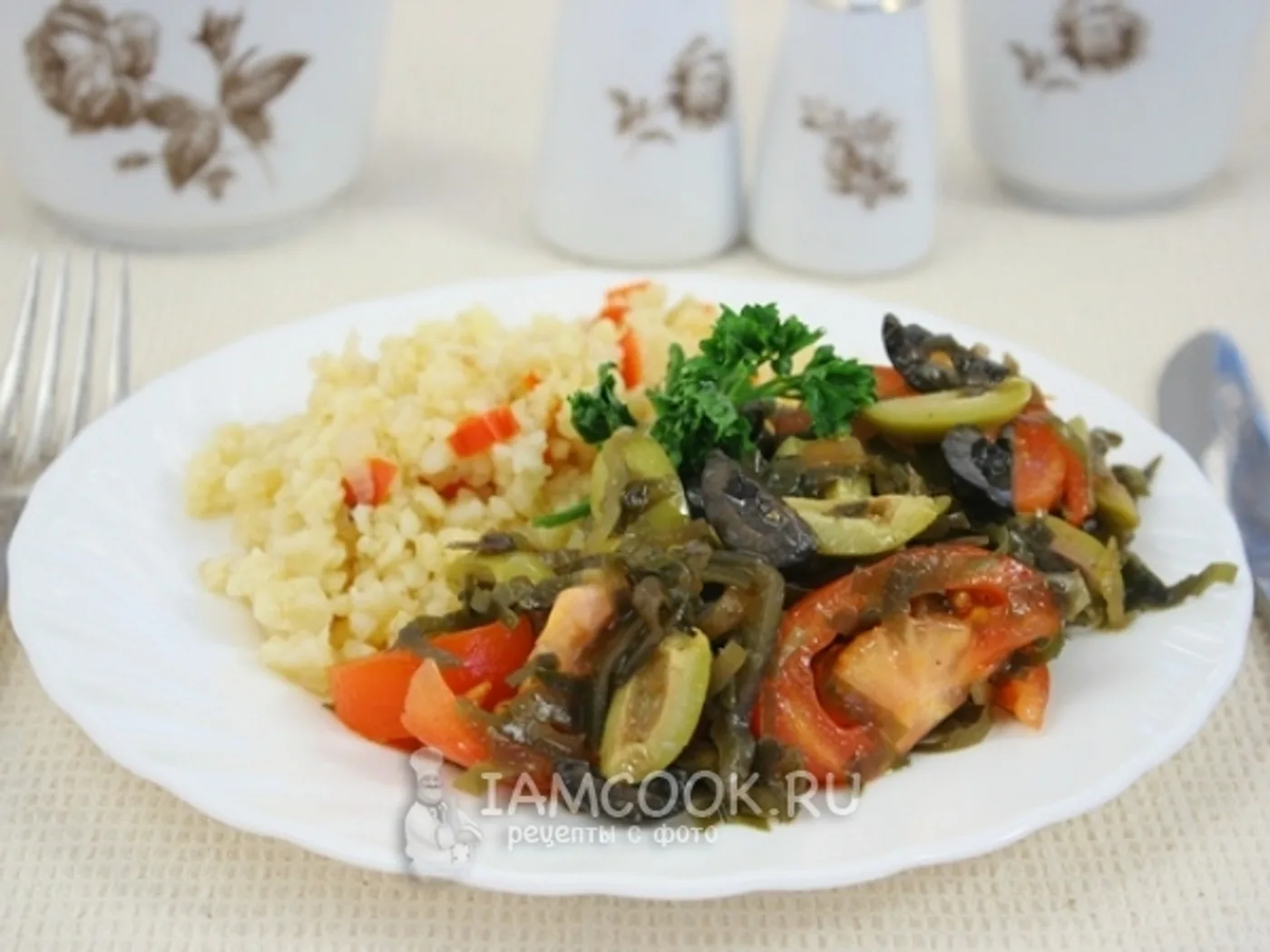 Seaweed salad, tomato, olive and olive recipe