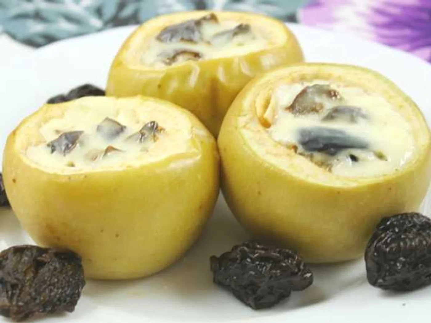 Apples baked with sour cream and prunes recipe