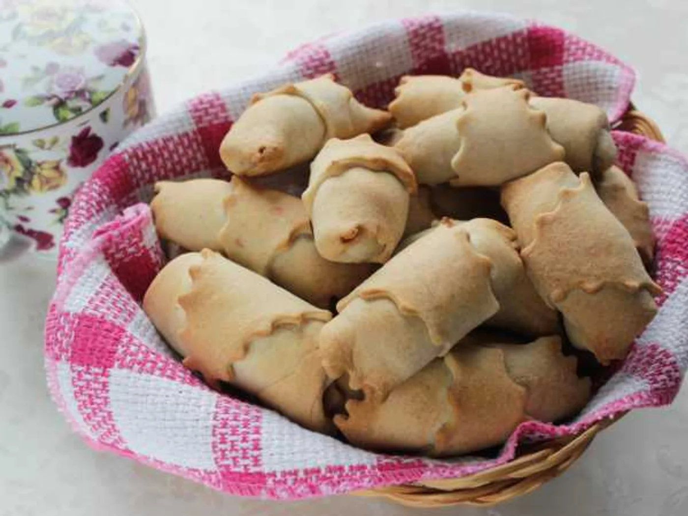 Baggalies with cherry on sour cream and margarine recipe