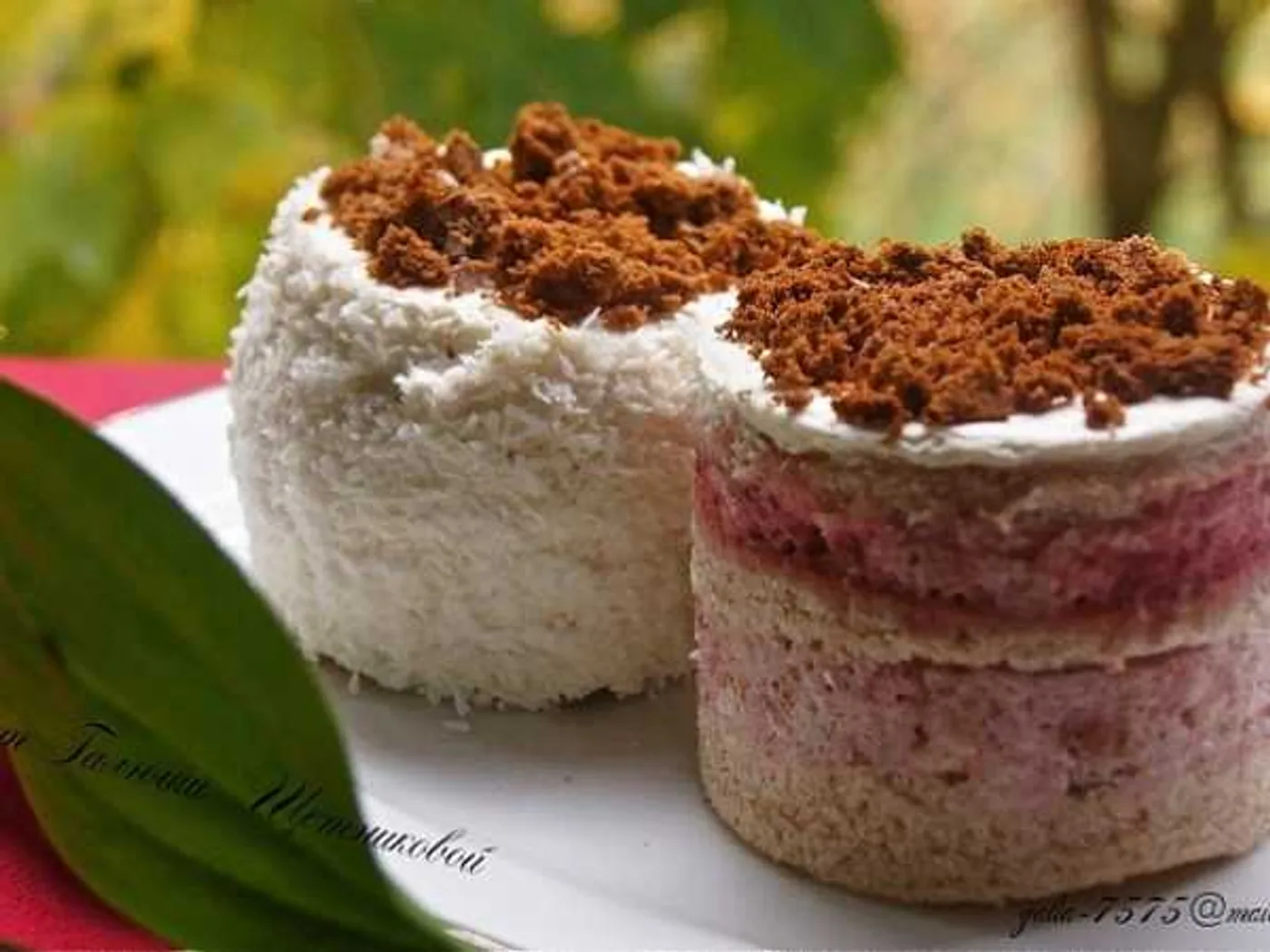 Biscuit cakes with strawberry cream recipe