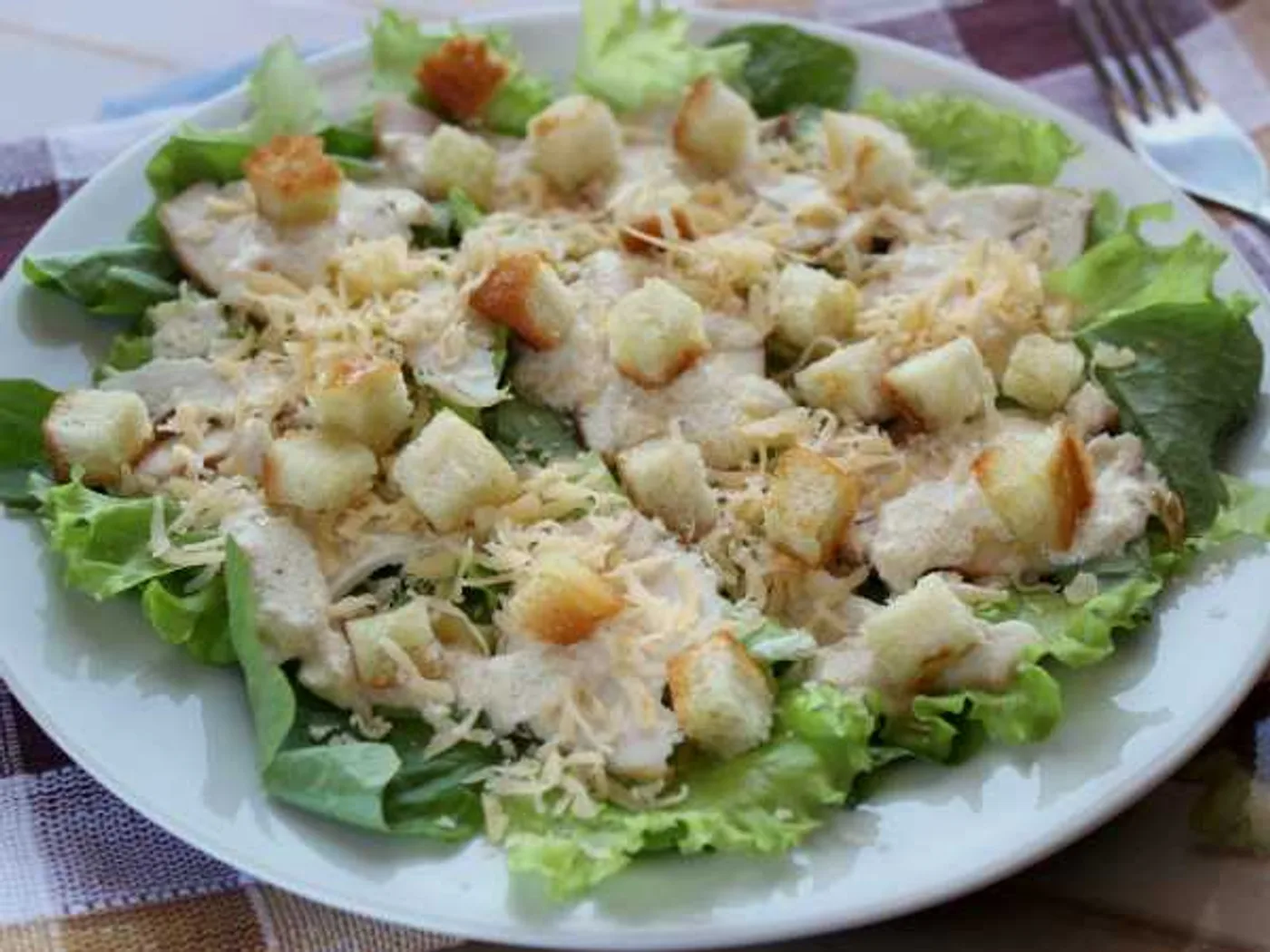 Caesar salad with chicken and crackers recipe