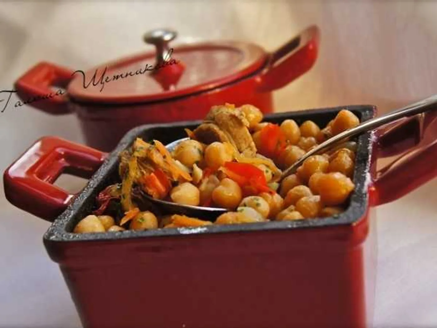 Chickpeas in pots with sausages and vegetables recipe