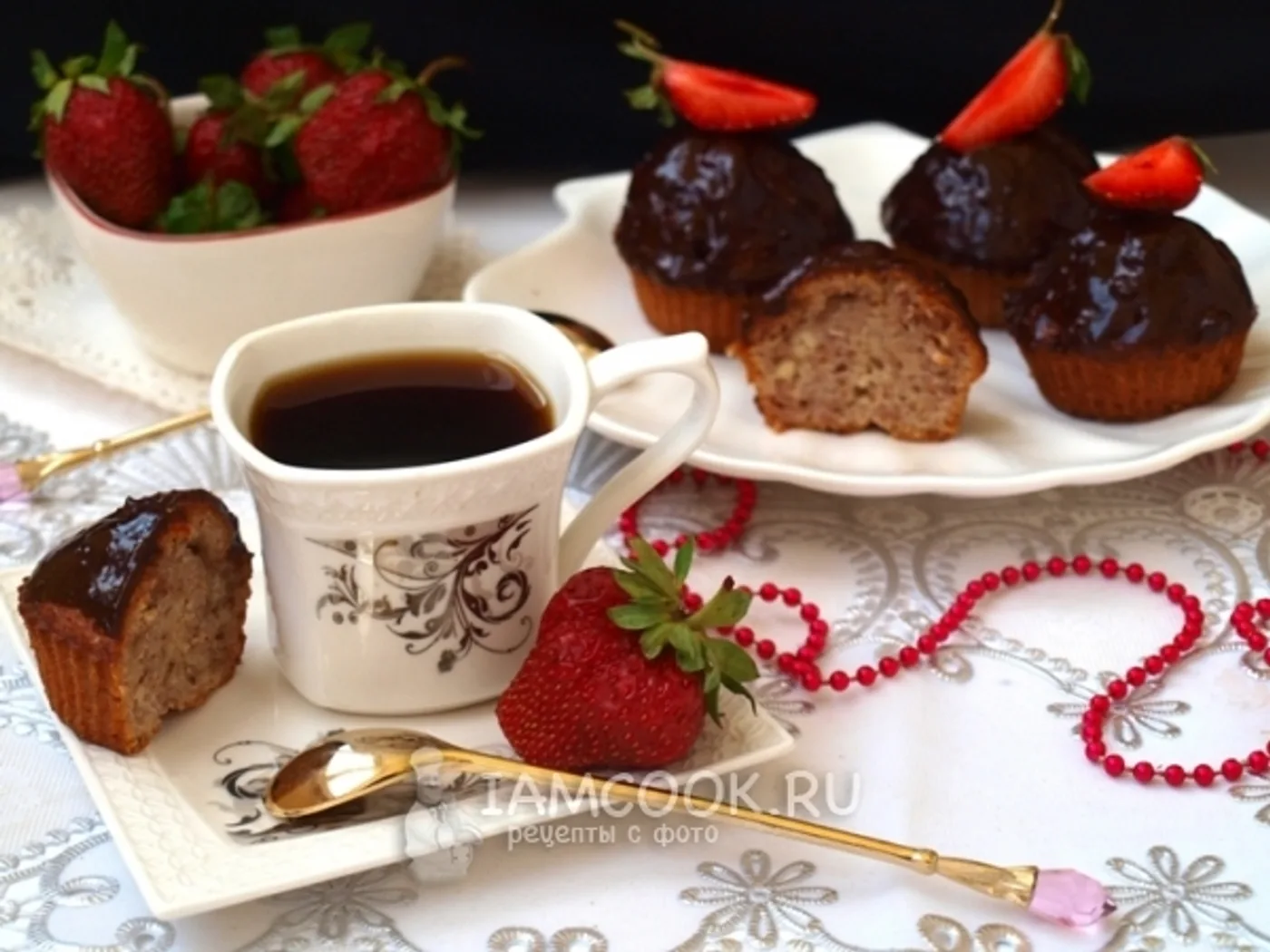 Chocolate muffins with strawberries recipe