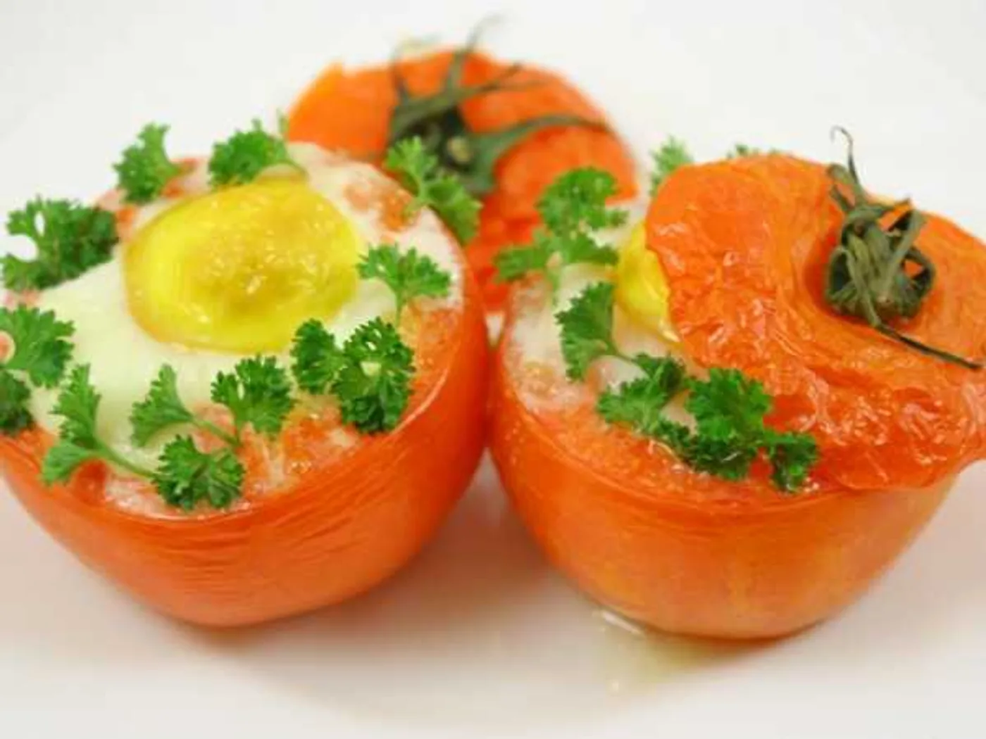 Eggs with ham and mushrooms baked in tomatoes recipe