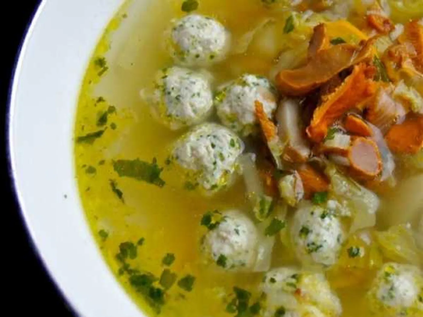 Fungi soup of chanterelles with meatballs recipe