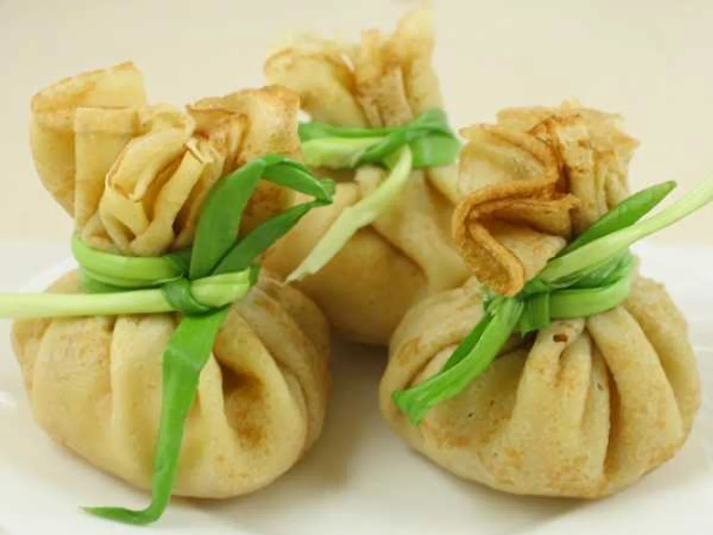 Pancake "bags" with mushrooms, ham and cheese recipe