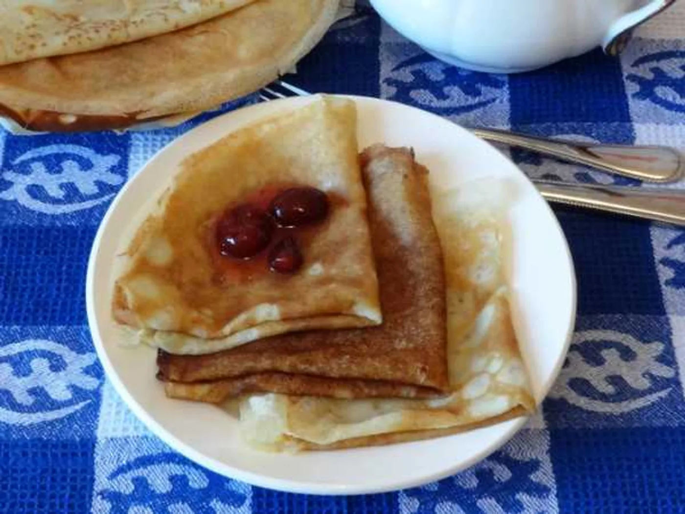 Pancakes on mineral water and milk recipe