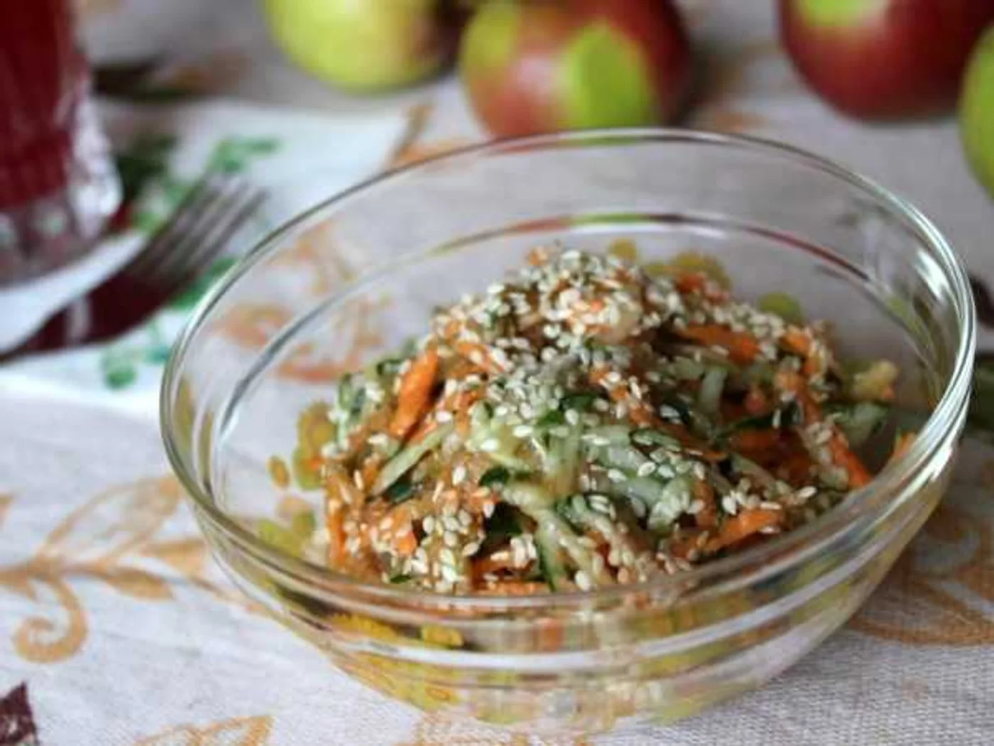 Salad of carrots, cucumber and apple with sesame recipe