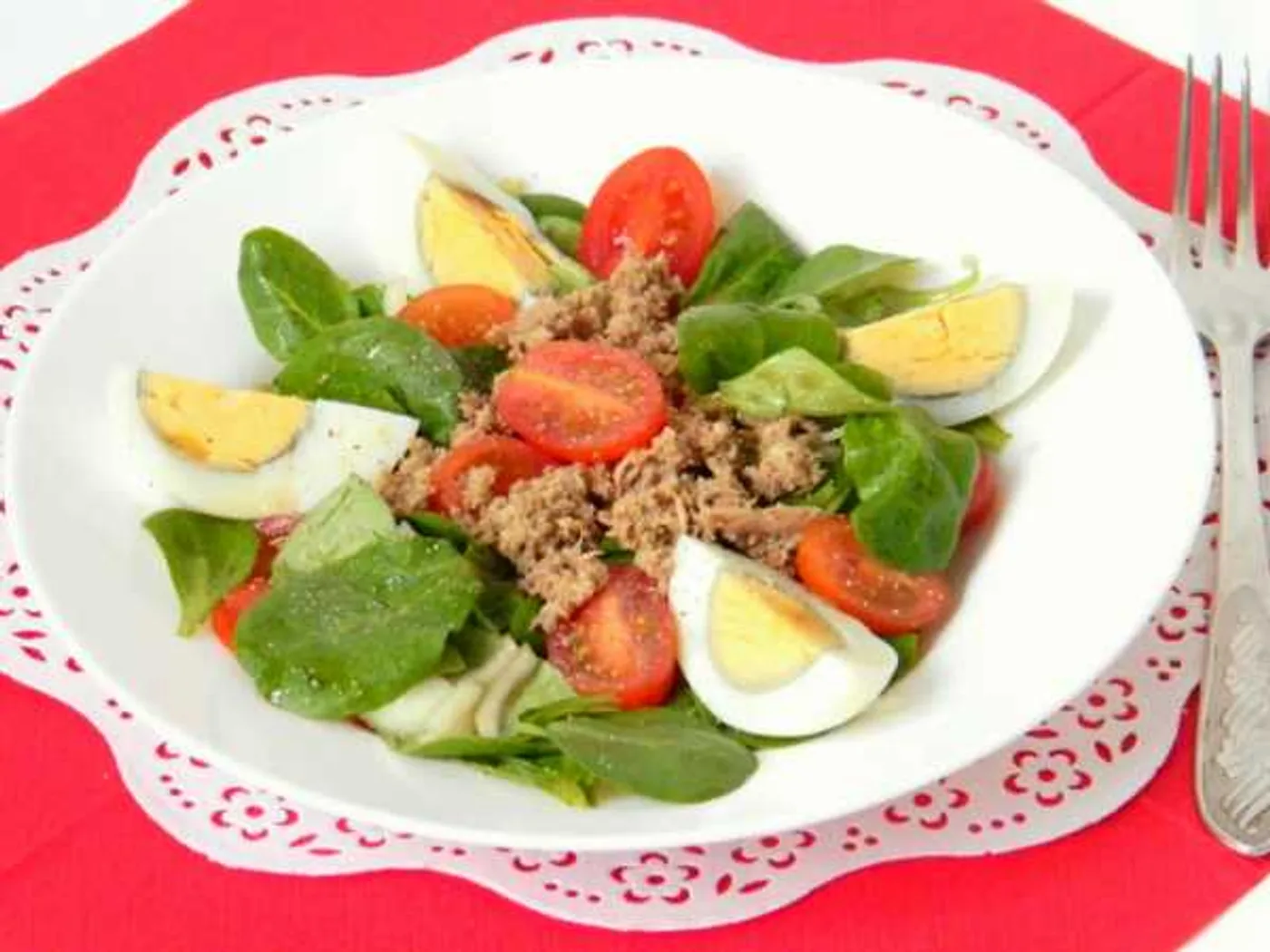 Salad with tuna, tomatoes and egg recipe