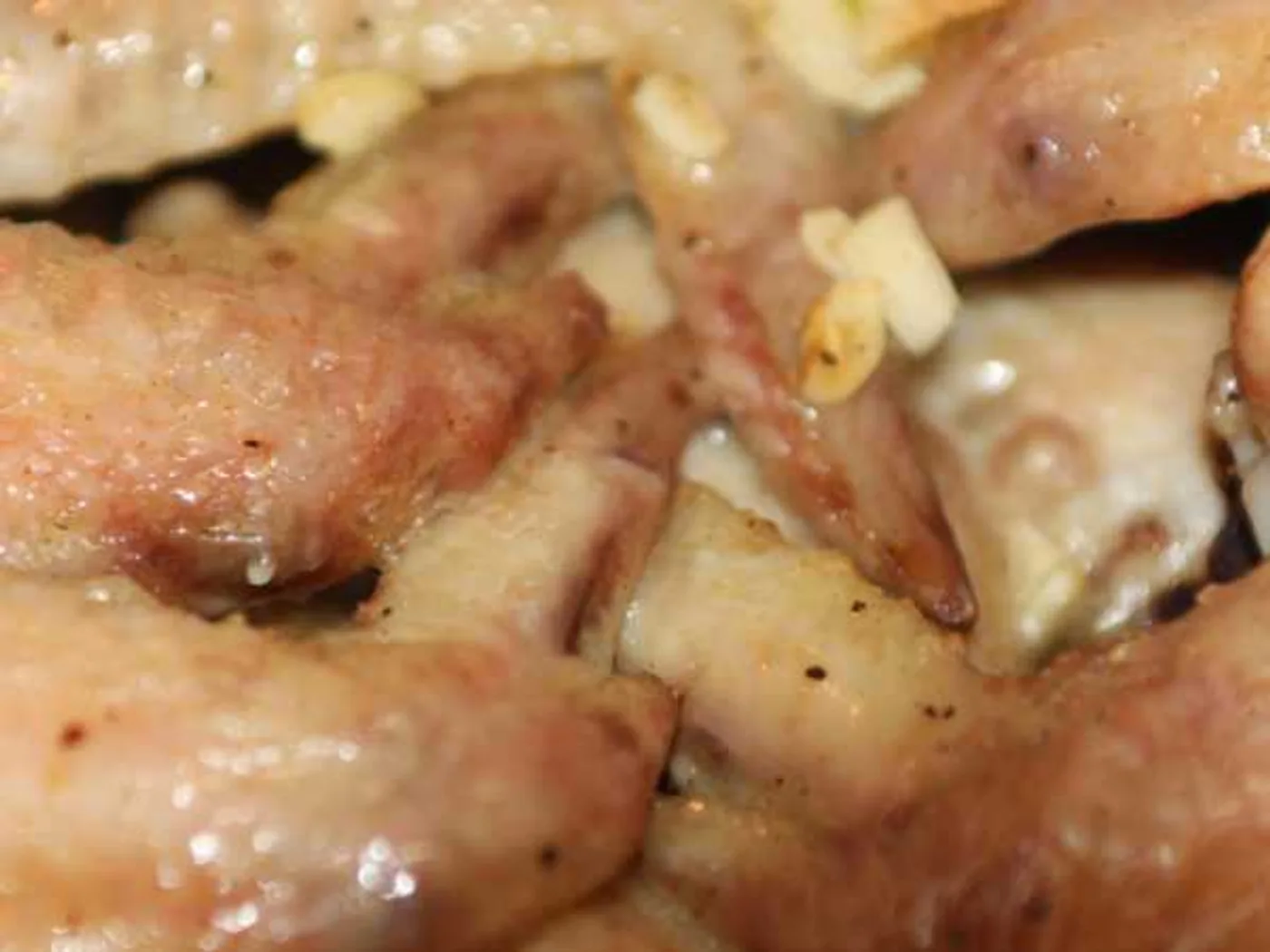 Sharp chicken wings with garlic in the oven recipe