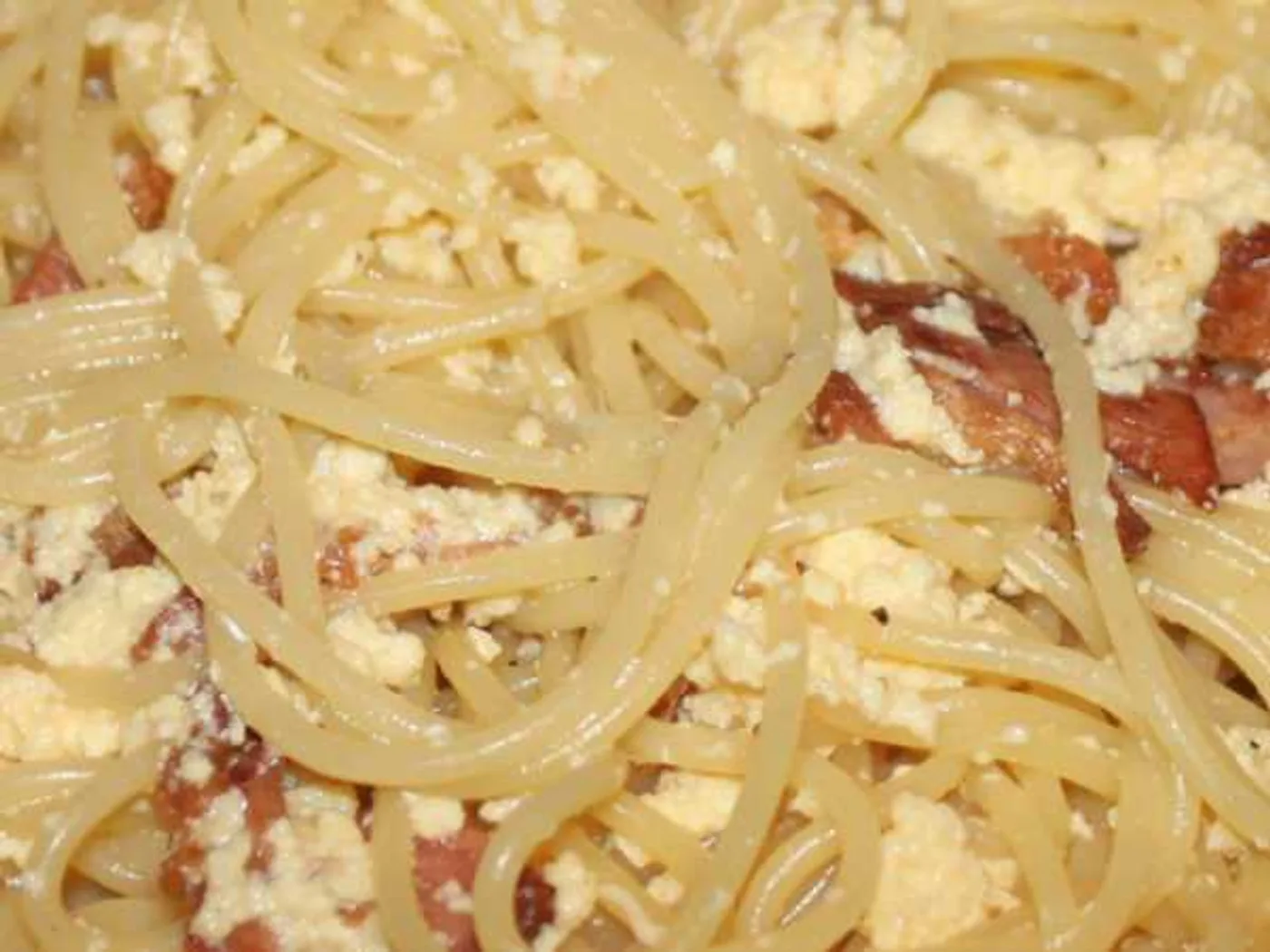 Spaghetti carbonara with cream and fried bacon recipe