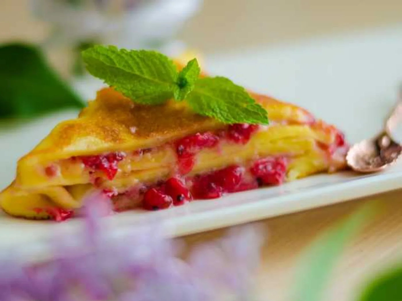 Sweet omelet with fresh currants recipe